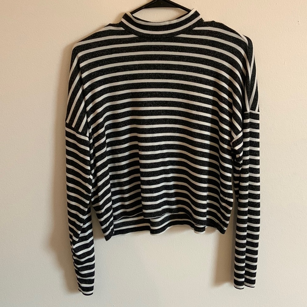 Cute semi cropped long sleeve blouse! Charcoal and white striped, medium.